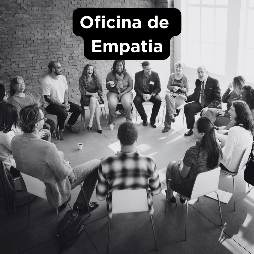 foto em preto e branco de um grupo de pessoas sentadas em forma de roda