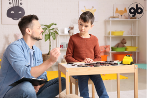 Homem interage com menino autista