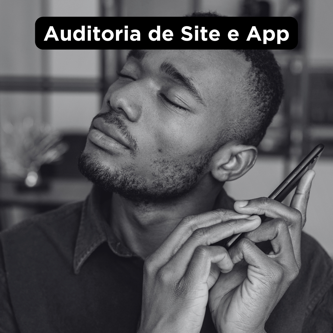 Um homem negro de olhos fechados segura o celular próximo ao ouvido esquerdo. Sobre a foto, o título Auditoria de Site e App