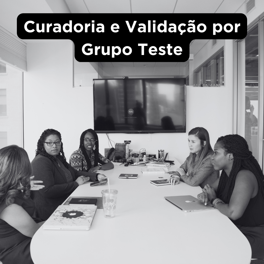 Cinco mulheres dentro de uma sala de reunião e sentadas à mesa. Sobre a foto, o título Curadoria e Validação por Grupo Teste