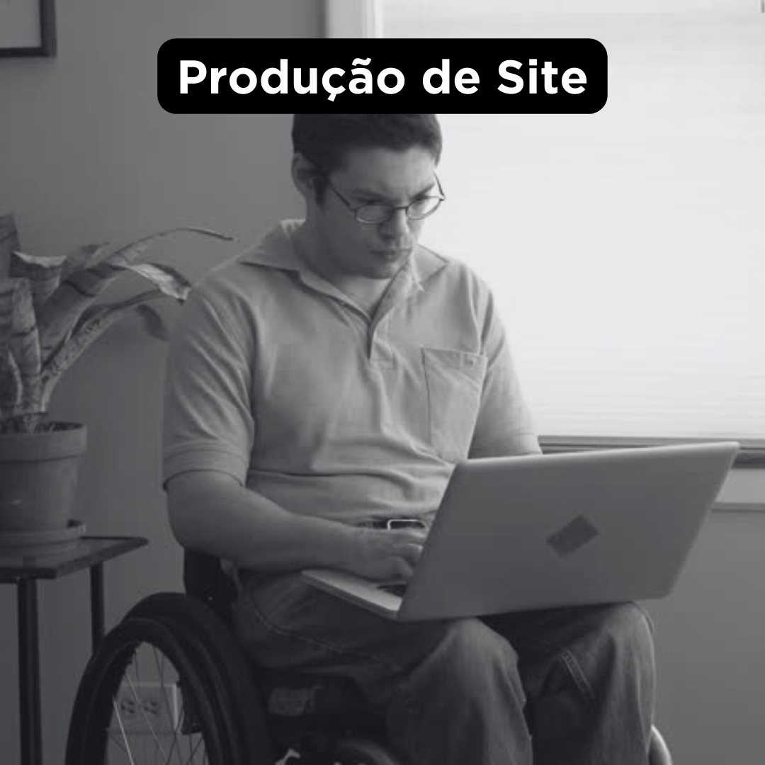 Um homem branco em cadeira de rodas digita no seu notebook apoiado sobre as coxas . Sobre a foto, o título Produção de Site