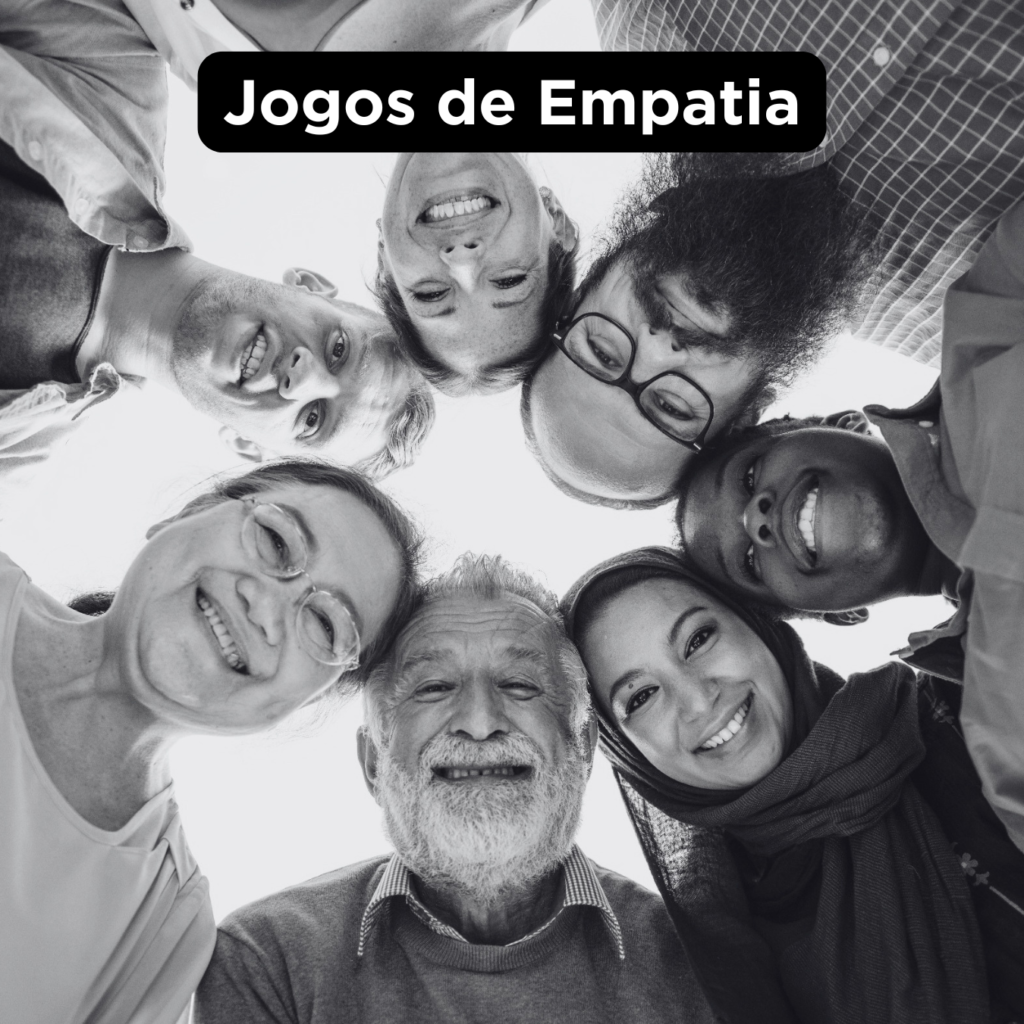 foto em preto e branco de pessoas em roda olhando pra baixo com as cabeças próximas uma das outras. A vista é debaixo pra cima.