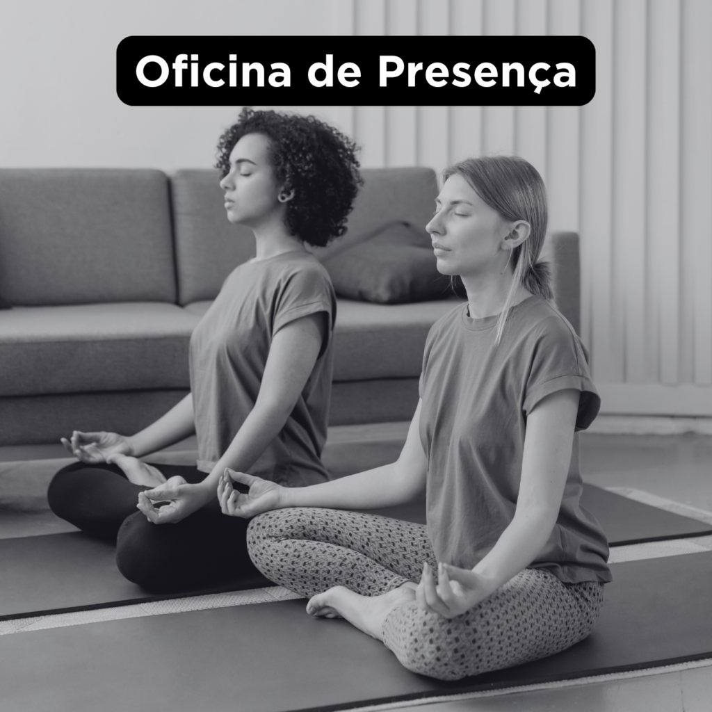 Foto em preto e branco de duas mulheres sentadas ao chão e meditando